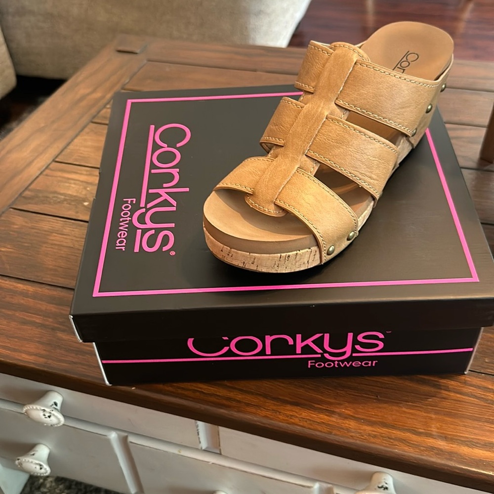 BRAND NEW IN BOX Corkys size 8